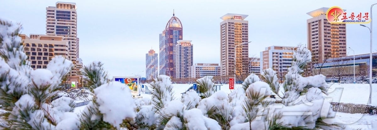 &#40;평양 노동신문=뉴스1&#41; = 북한 노동당 기관지 노동신문은 5일 수도 평양에 첫눈이 내렸다는 소식을 전했다. [국내에서만 사용가능. 재배포 금지. DB 금지. For Use Only in the Republic of Korea. Redistribution Prohibited] rodongphoto@news1.kr