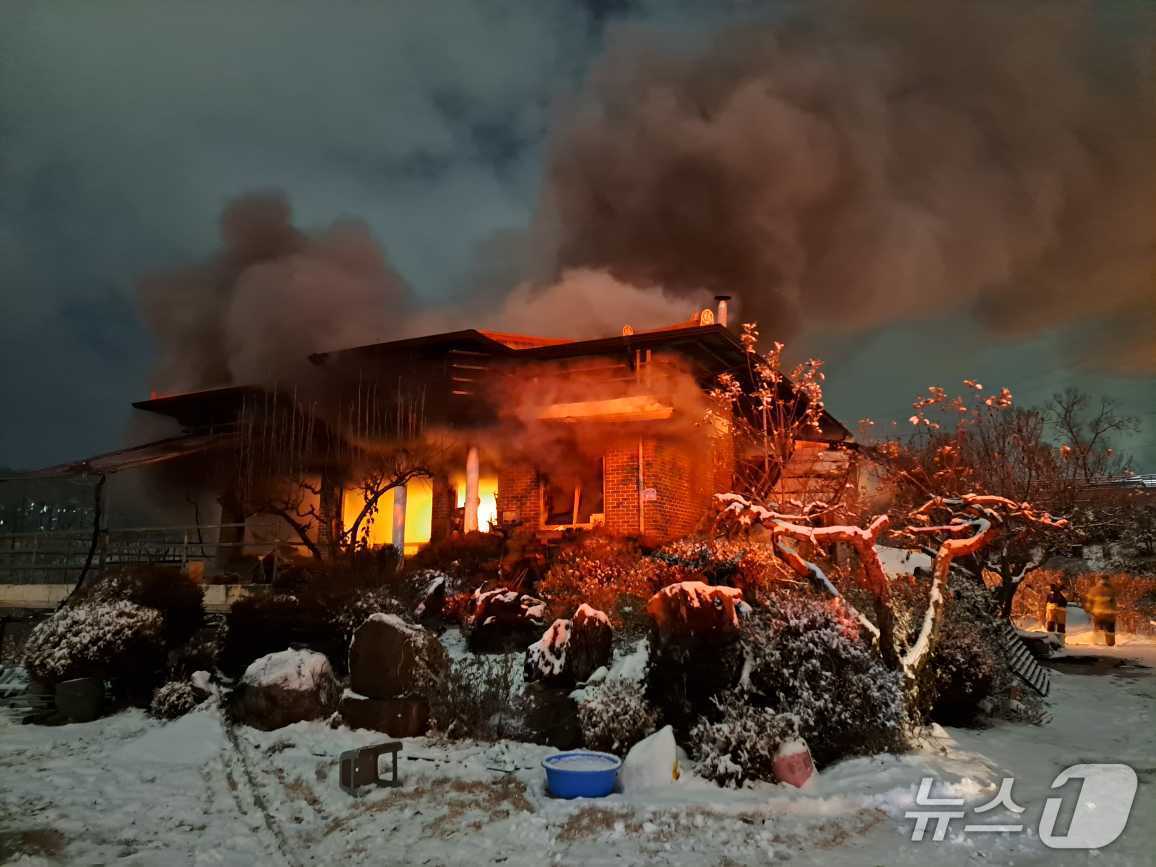 강원 원주 지정면의 한 주택 화재 현장.&#40;강원도소방본부 제공, 재판매 및 DB금지&#41;