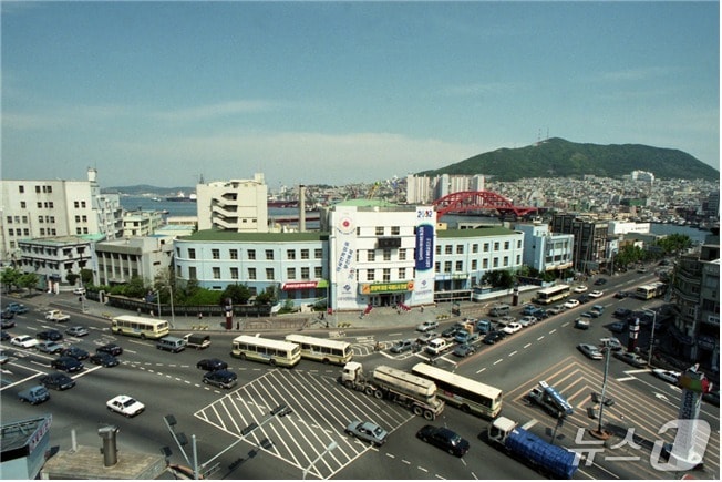 옛 부산시청 전경&#40;문진우 작가 기증&#41;. 부산도서관 제공. 재판매 및 DB금지&#41;