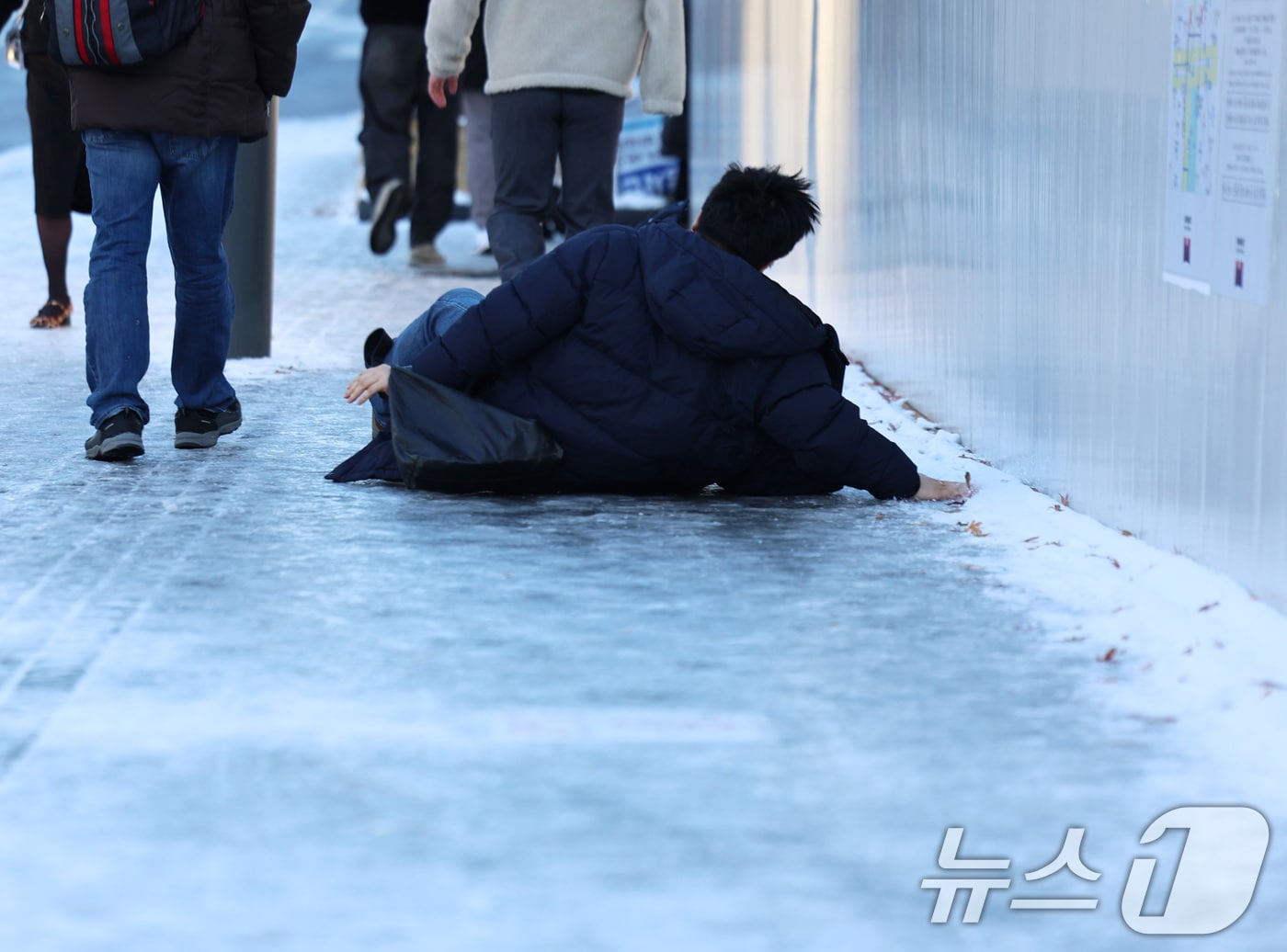 빙판길에 미끄러지는 시민.(뉴스1 DB)