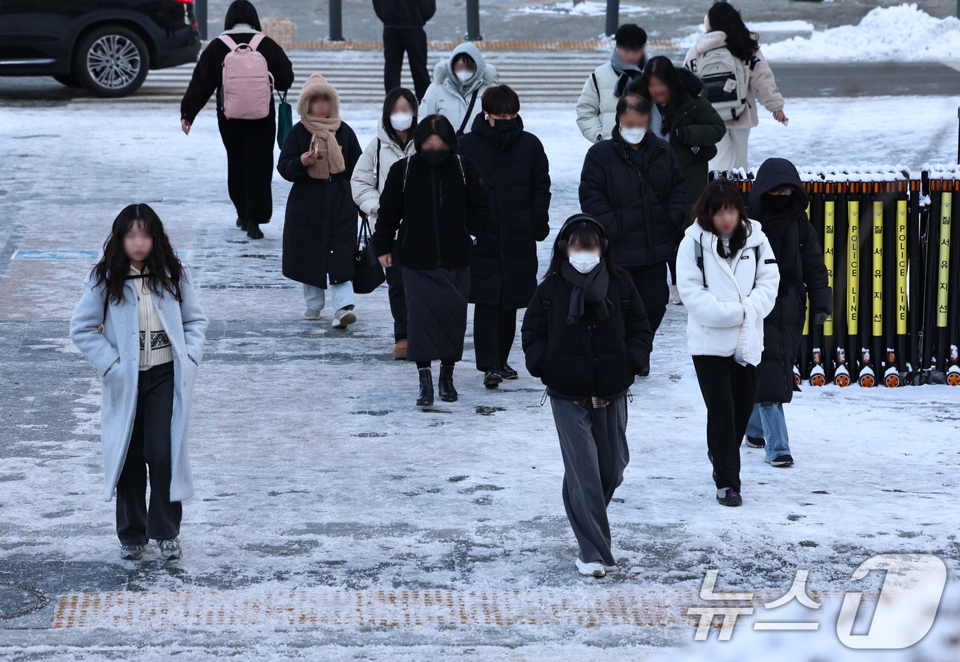 서울 청계광장 일대에서 시민들이 출근길 발걸음을 옮기고 있다. 2025.12.5/뉴스1 ⓒ News1 구윤성 기자