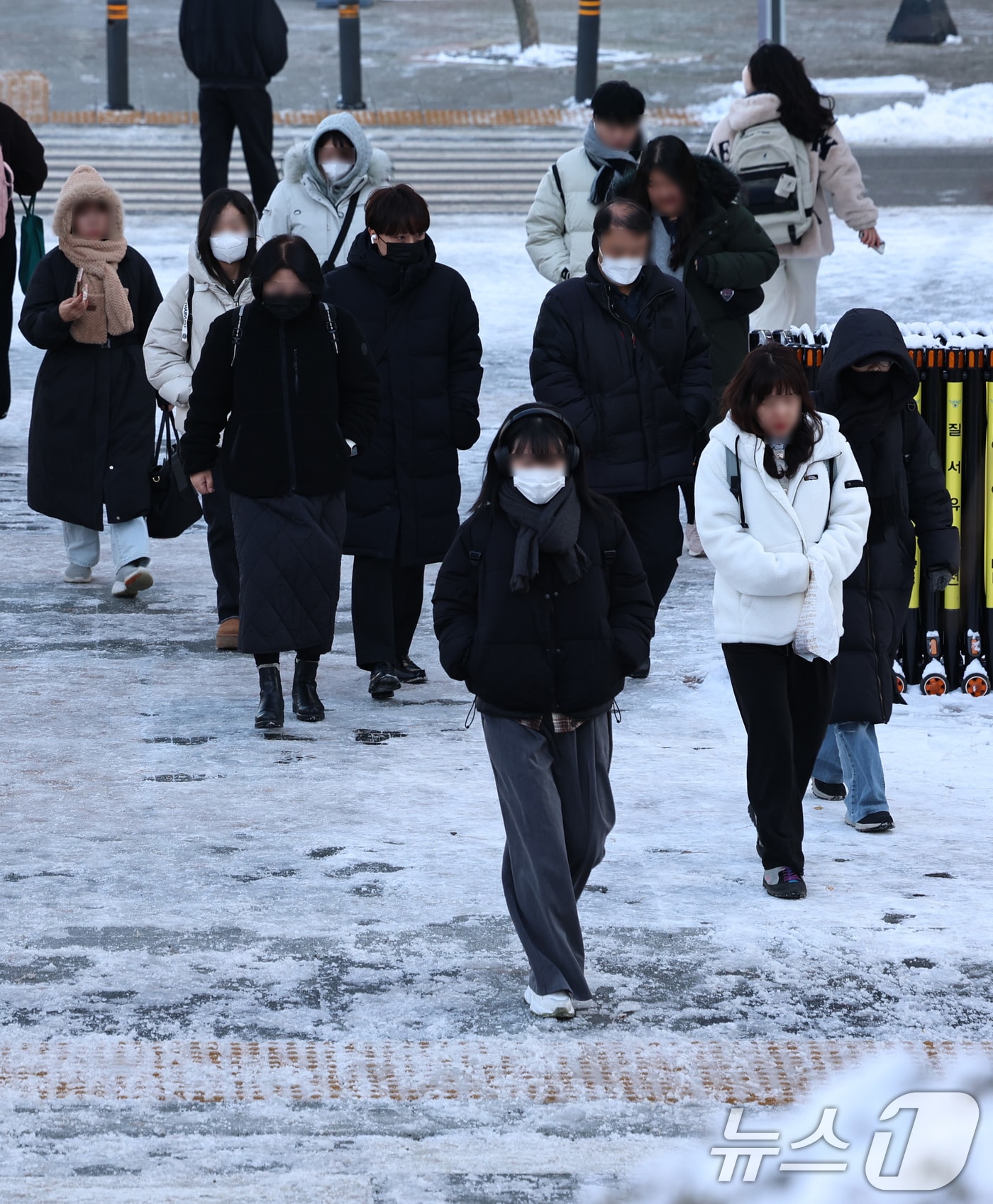 폭설 후 한파로 도로 곳곳이 얼어붙은 5일 오전 서울 청계광장 일대에서 시민들이 출근길 발걸음을 옮기고 있다. 2025.12.5/뉴스1 ⓒ News1 구윤성 기자