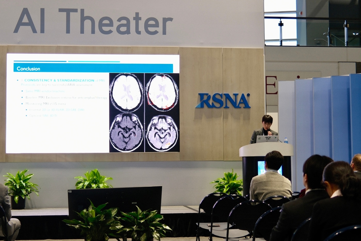  서종현 울산의대 서울아산병원 영상의학과 교수가 RSNA 2025에서 발표하는 모습. &#40;뉴로핏 제공&#41;