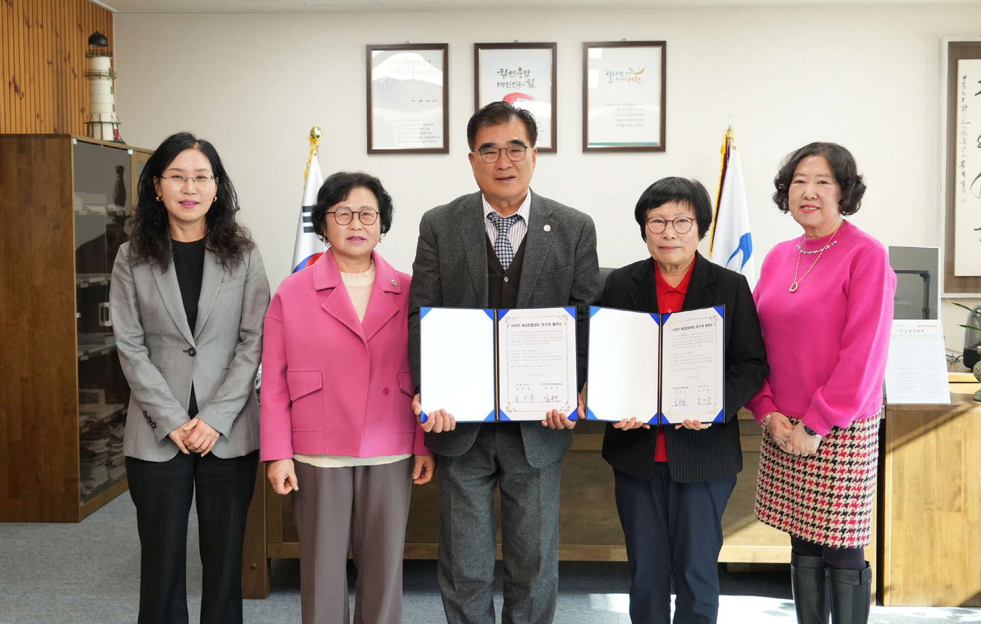 여성문화센터 민간 위탁 협약식 후 기념촬영을 하고 있다.(서천군 제공. 재판매 및 DB금지)/뉴스1