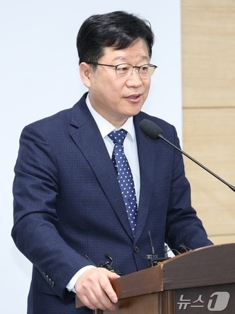 안호영 더불어민주당 국회의원이 5일 전북 전주시 전주시청에서 완주·전주 통합 관련 기자회견을 열고 질의에 답변을 하고 있다. 2025.12.5/뉴스1 ⓒ News1 유경석 기자