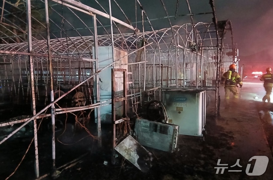 5일 오전 2시 33분쯤 충북 옥천군 군서면 소재 한 농장 비닐하우스에서 불이 나 50여분만에 진화됐다. &#40;옥천소방서 제공. 재판매 및 DB금지&#41;/뉴스1