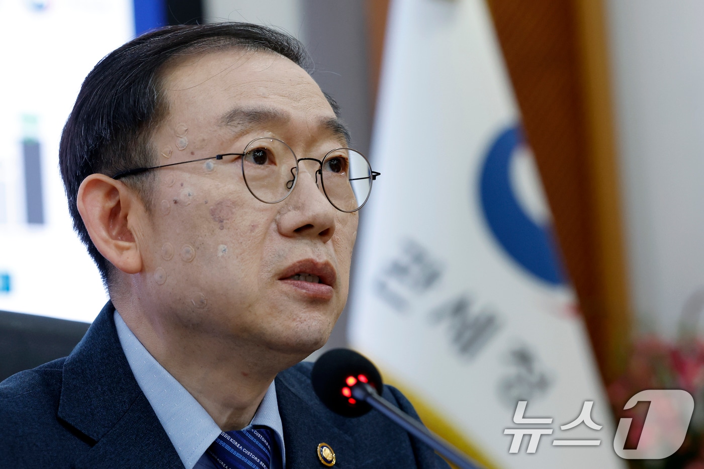 이명구 관세청장이지난해 12월  5일 오전 서울 강남구 논현동 서울세관에서 열린 마약밀수 특별대책 추진단 회의에서 발언을 하고 있다.   2025.12.5/뉴스1 ⓒ News1 박정호 기자