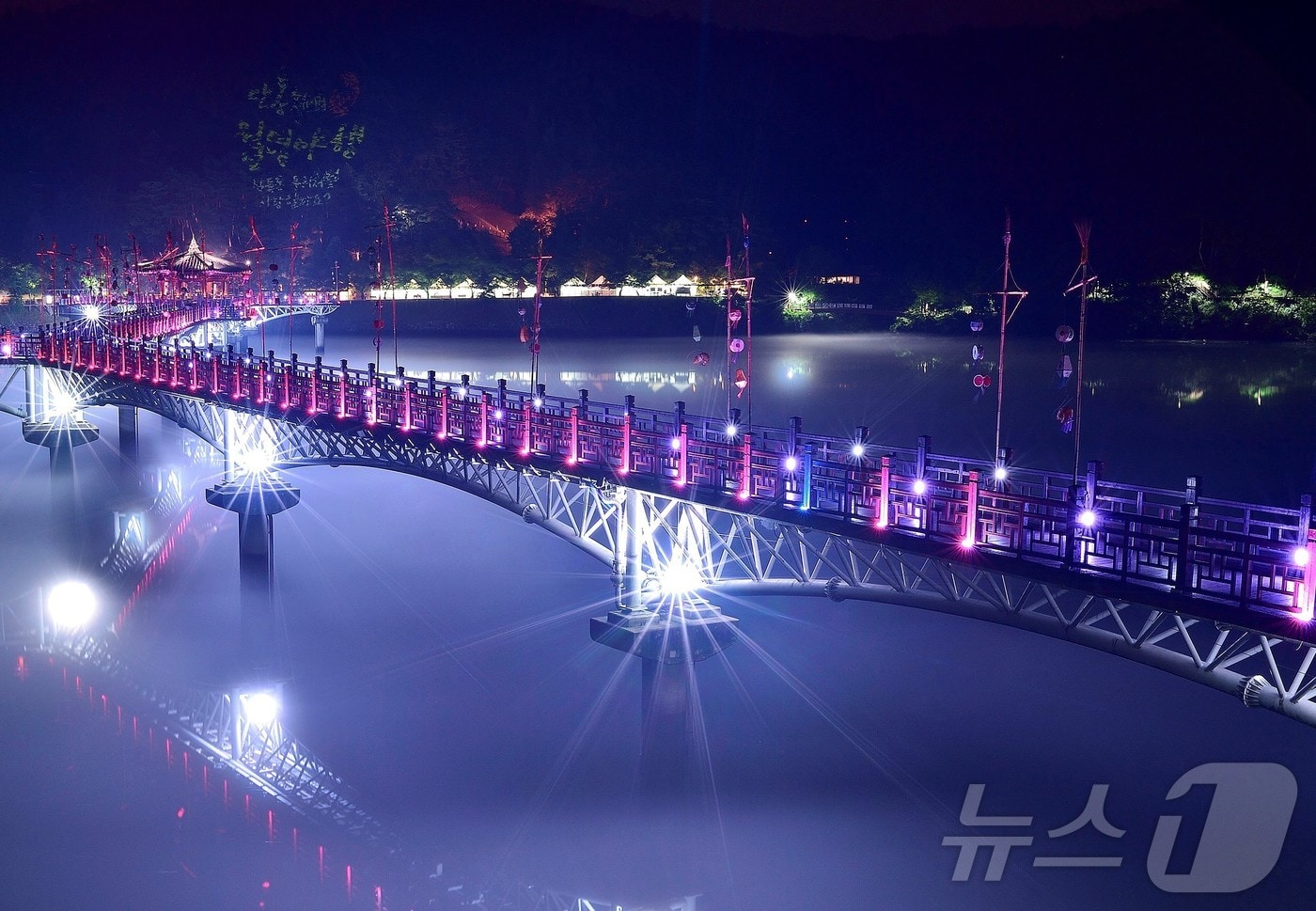 경북도, 무장애 관광환경 공모 3개소 선정…국비 7억5000만원 확보 경북도가 문화체육관광부와 한국관광공사가 주관한 ‘2026년도 무장애 관광환경 조성 공모사업’에서 포항 2개소, 안동 1개소 등 총 3개 관광지가 선정돼 국비 7억5000만원을 확보했다.사진은 월영교 야경&#40;경북도 제공. 재판매 및 DB금지&#41; /뉴스1