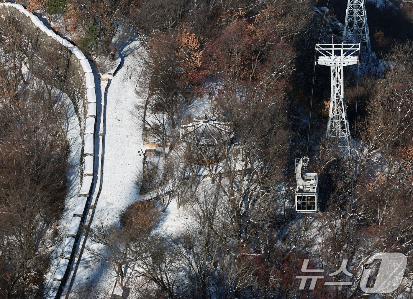 5일 오전 서울 남산 케이블카가 눈 쌓인 산등성이를 지나고 있다. 2025.12.5/뉴스1 ⓒ News1 구윤성 기자