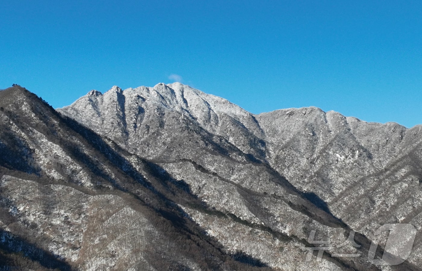 지난 5일 경남 거창군 북상면 남덕유산 삿갓재 능선에 밤사이 내린 첫눈이 쌓여 있다. (거창군 제공. 재판매 및 DB 금지) 2025.12.5/뉴스1