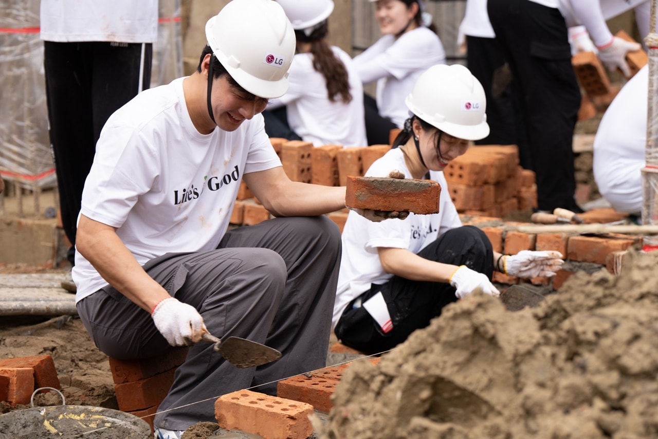 LG전자 임직원의 자발적 참여로 구성된 &#39;라이프스굿&#40;Life&#39;s Good&#41;&#39; 봉사단이 지난 9월 미얀마 양곤에서 현지 청소년들의 교육환경 개선 활동을 진행했다&#40;LG전자 제공&#41;. ⓒ 뉴스1