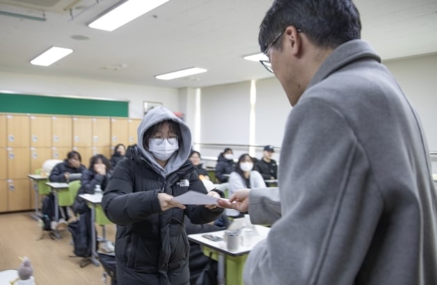 충북교육청은 5일 오전 9시부터 2026학년도 대학수학능력시험 성적 통지표를 수험생들에게 배부했다.&#40;충북교육청 제공. 재판매 및 DB금지&#41;/뉴스1