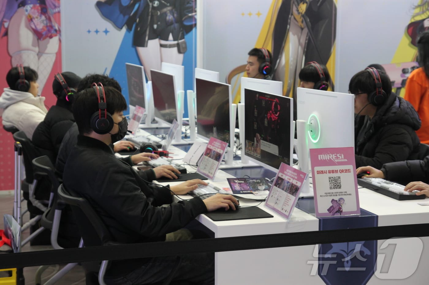 5일 오전 서브컬처 페스티벌 'AGF 2025'가 열리는 일산 킨텍스 제 1전시장에서 방문객들이 스마일게이트 신작 '미래시: 보이지 않는 미래'를 체험하고 있다. 2025.12.5/뉴스1 ⓒ News1 김민재 기자