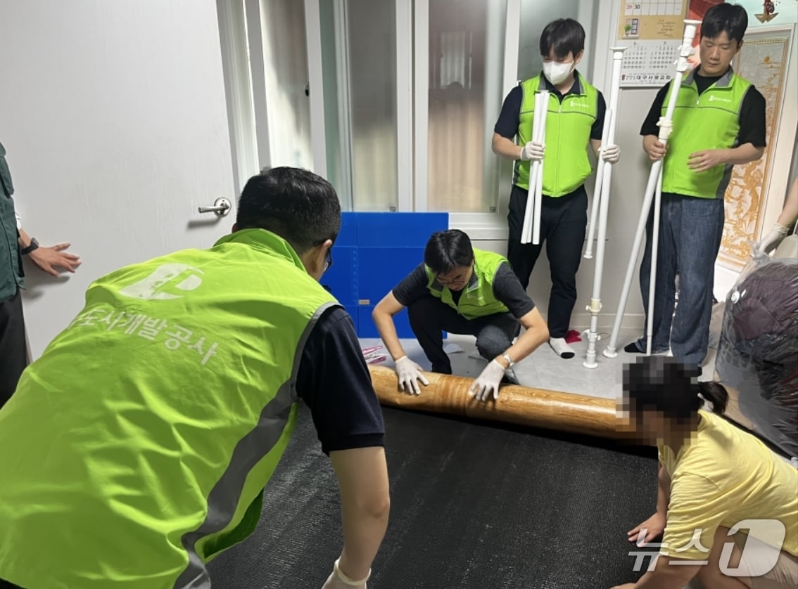 대구도시개발공사 직원들이 취약계층 주거환경 개선사업 일환으로 노후 주택의 장판을 교체하고 있다.&#40;대구도시개발공사 제공, 재판매 및 DB 금지&#41;