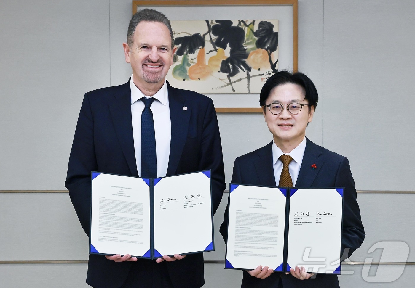 김정관 산업통상자원부 장관이 5일 오전 서울 용산구 대통령실에서 르네 하스 Arm CEO와 한국 반도체·AI 산업 강화를 위한 양해각서 서명식을 가지고 기념 촬영하고 있다. &#40;산업통상자원부 제공. 재판매 및 DB 금지&#41; 2025.12.5/뉴스1