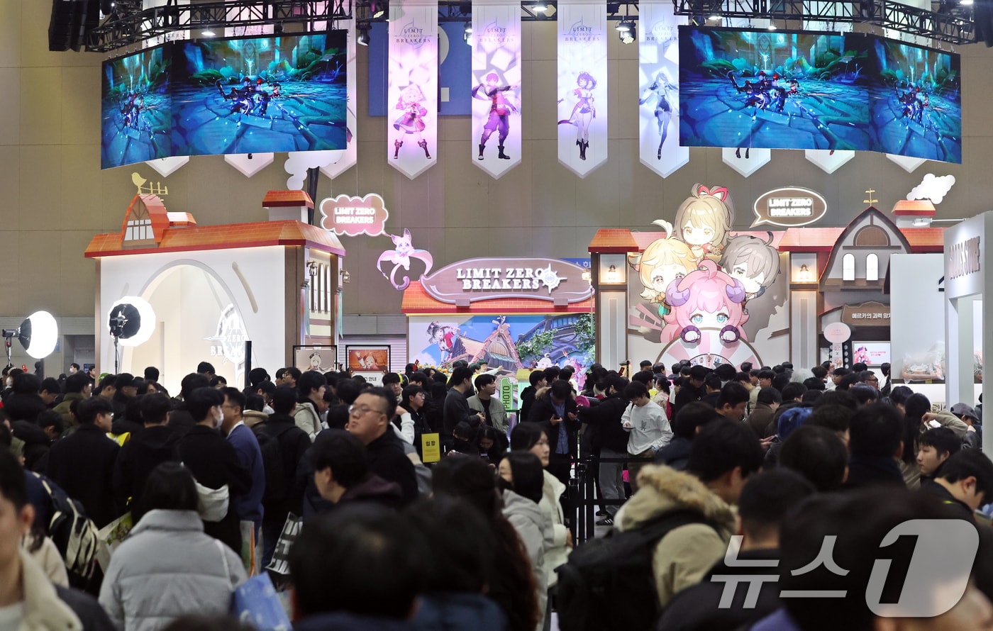 5일 오후 경기도 고양시 일산서구 킨텍스&#40;KINTEX&#41;에서 열린 &#39;애니메이션 X 게임 페스티벌&#40;AGF&#41; 2025&#39;에서 관람객들이 부스를 둘러보고 있다. 2025.12.5/뉴스1 ⓒ News1 황기선 기자