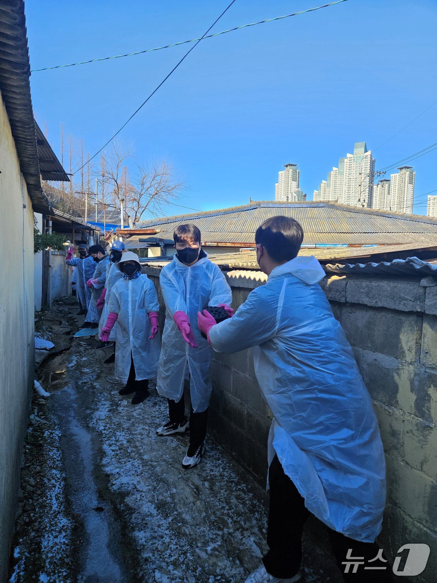 산림청 봉사동호회 나눔을 바르는 사람들이 지역 소외계층에 연탄 1200장을 전달했다.&#40;산림청 제공.재판매 및 DB금지&#41;/뉴스1