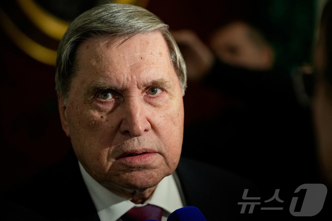 러시아 대통령 보좌관 유리 우샤코프가 2025년 11월 12일 모스크바에서 블라디미르 푸틴 대통령과 카자흐스탄의 카심-조마르트 토카예프 대통령의 회담을 기다리며 기자들과 이야기를 나누고 있다.2025.11.12. ⓒ 로이터=뉴스1