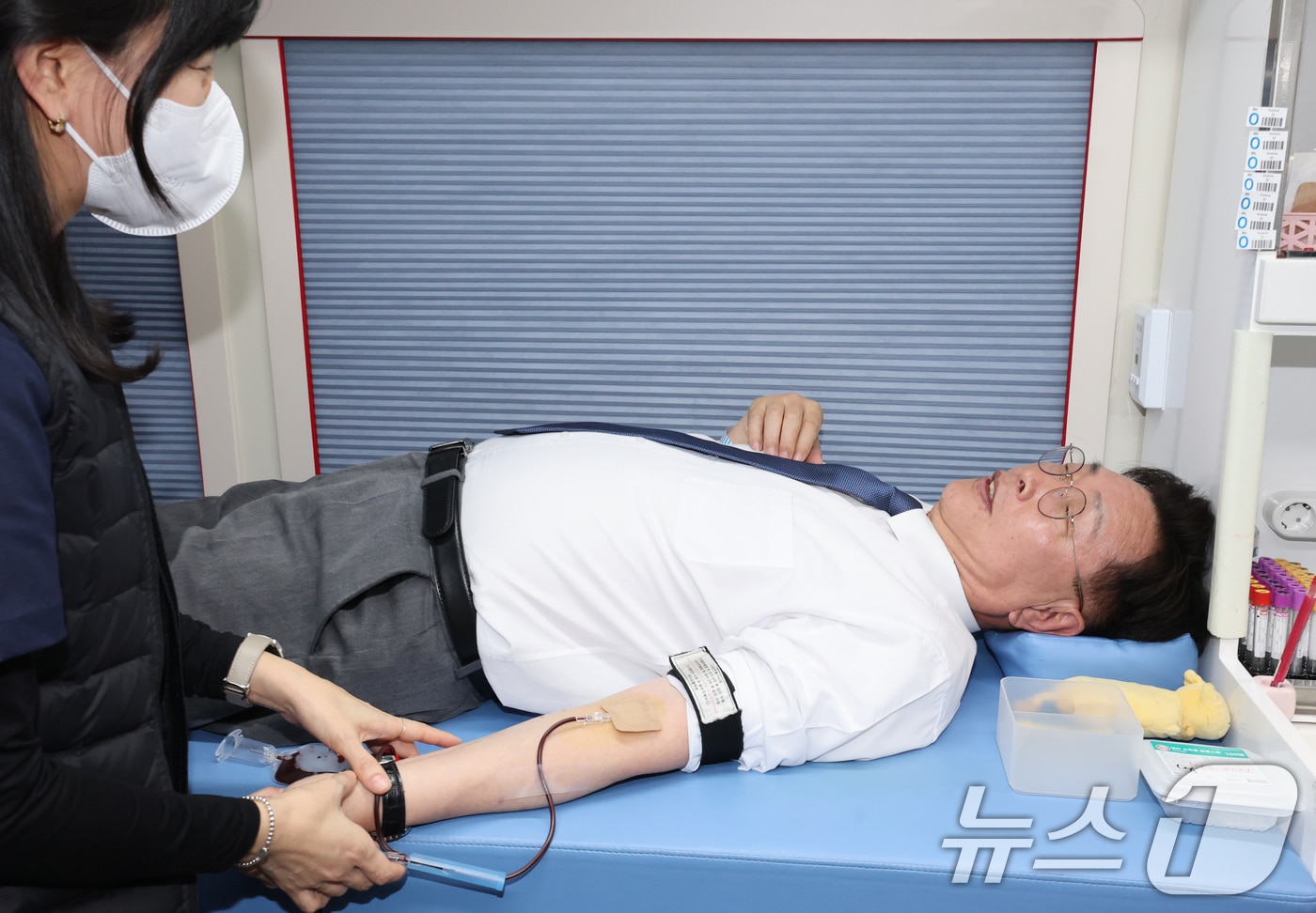 김제선 대전 중구청장이 5일 대전 중구청에서 동절기 혈액수급 안정화를 위해 단체헌혈을 하고 있다. 중구는 최근 혈액 보유량이 감소함에 따라 지역사회의 적극적인 참여를 통해 안정적인 혈액공급을 지원하고, 생명나눔 문화 확산에 기여하기 위해 단체 헌혈을 마련했다. 2025.12.5/뉴스1 ⓒ News1 김기태 기자