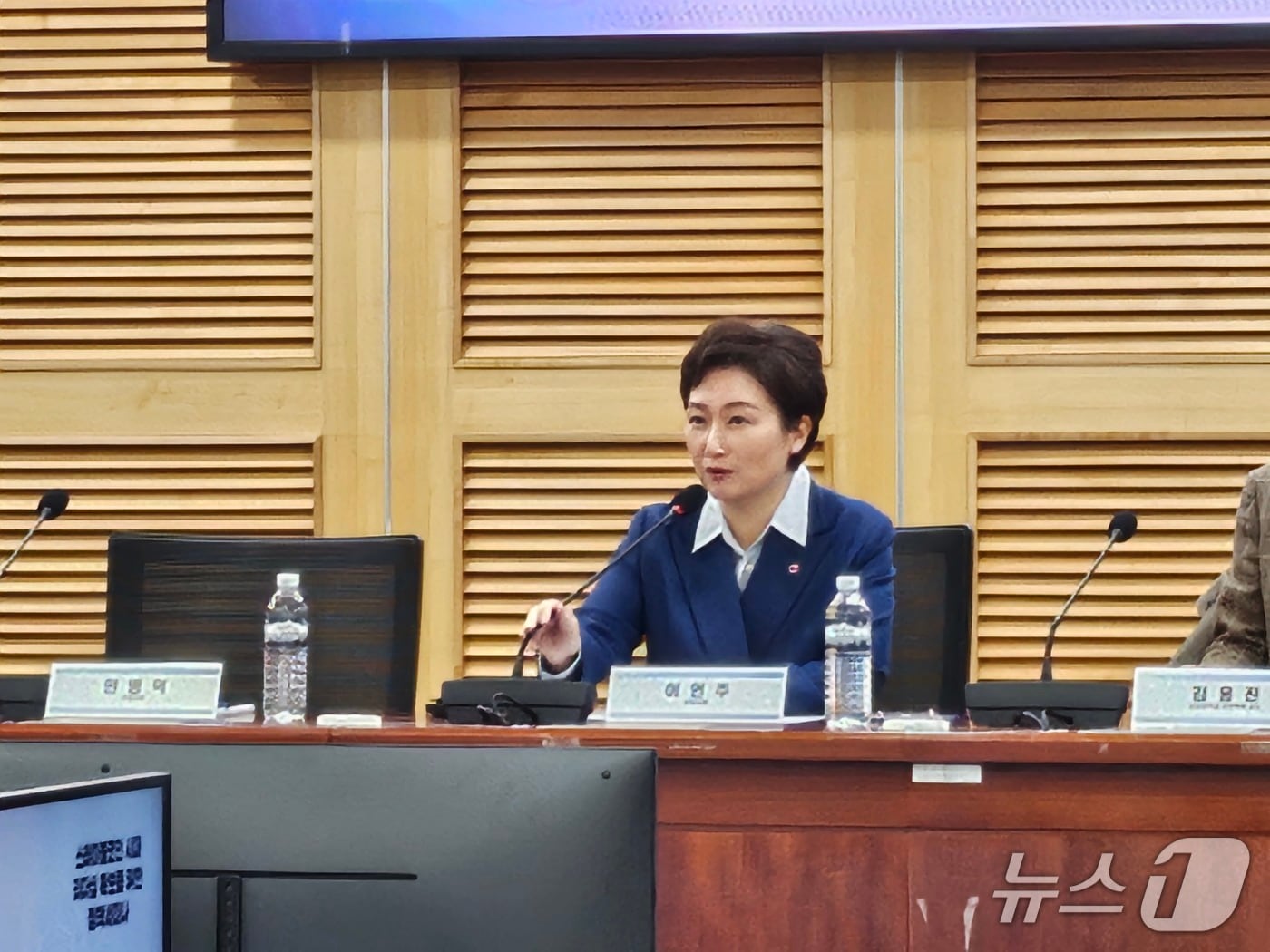 이언주 더불어민주당 최고위원이 5일 국회 의원회관에서 열린 &#39;스테이블코인 시대 리더십 확보를 위한 정책 세미나&#39;에서 인사말을 하고 있다.