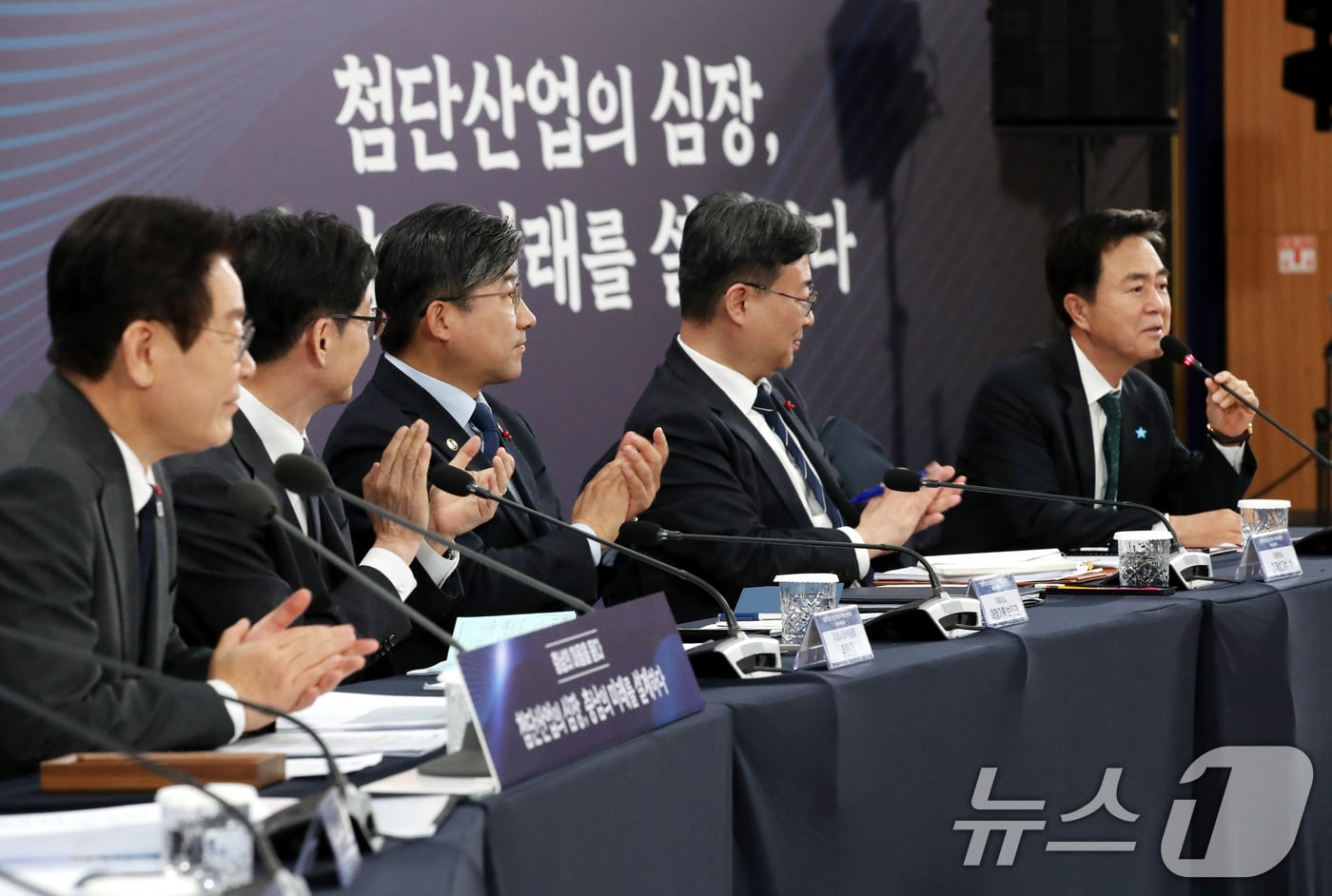 이재명 대통령이 5일 오후 충남 천안 한국기술교육대학교에서 열린 ‘충남의 마음을 담다’ 타운홀미팅 간담회에 참석한 가운데 김태흠 충남도지사가 인사를 하고 있다. 2025.12.5/뉴스1 ⓒ News1 대전충남사진공동취재단