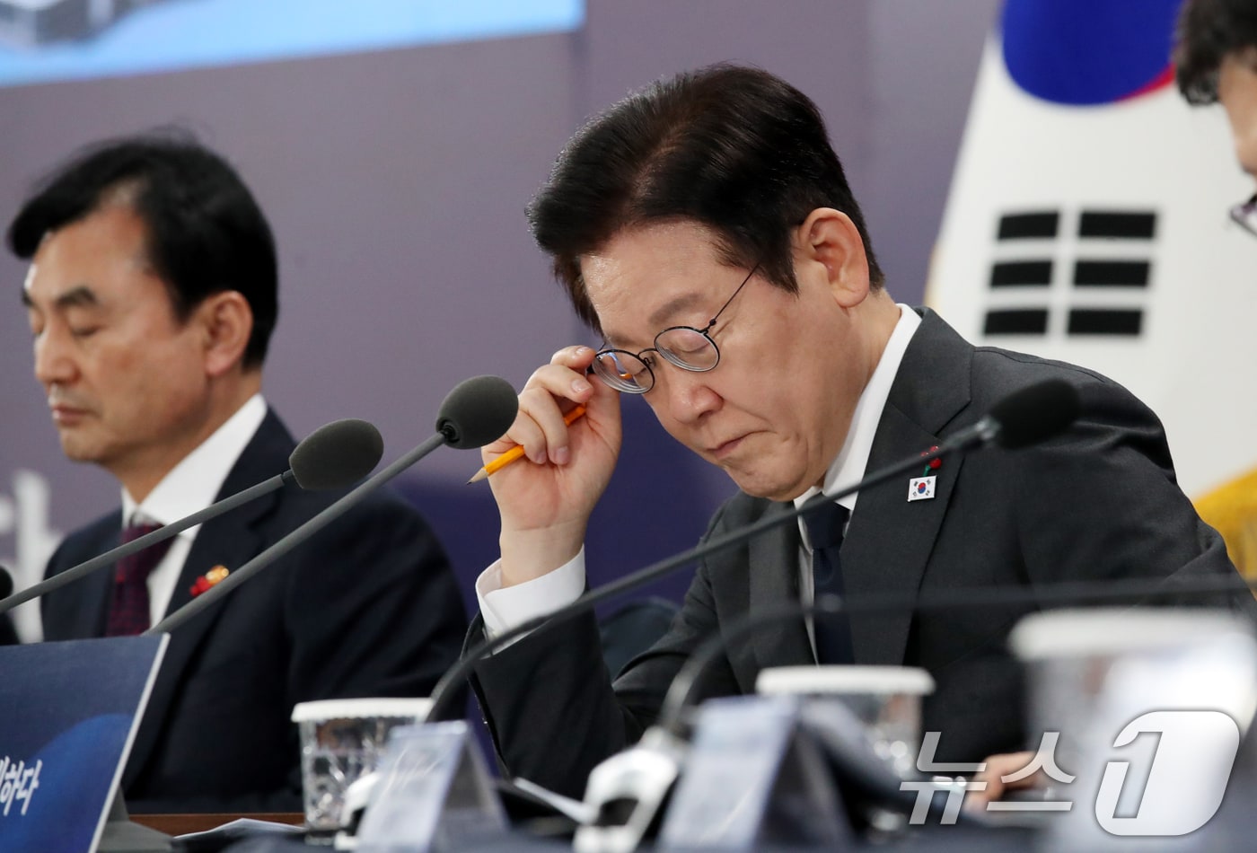 이재명 대통령이 5일 오후 충남 천안 한국기술교육대학교에서 열린 ‘충남의 마음을 담다’ 타운홀미팅 간담회에서 참석자들의 발언을 듣고 있다. 2025.12.5/뉴스1 ⓒ News1 대전충남사진공동취재단