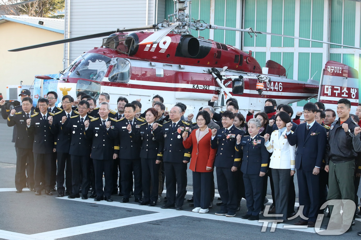 5일 오후 대구 공군기지 내 대구119특수대응단 격납고에서 열린 '대구119항공대 창설 30주년 기념식'에 참석한 내빈과 소방 관계자들이 기념촬영을 하고 있다. 2025.12.5/뉴스1 ⓒ News1 공정식 기자