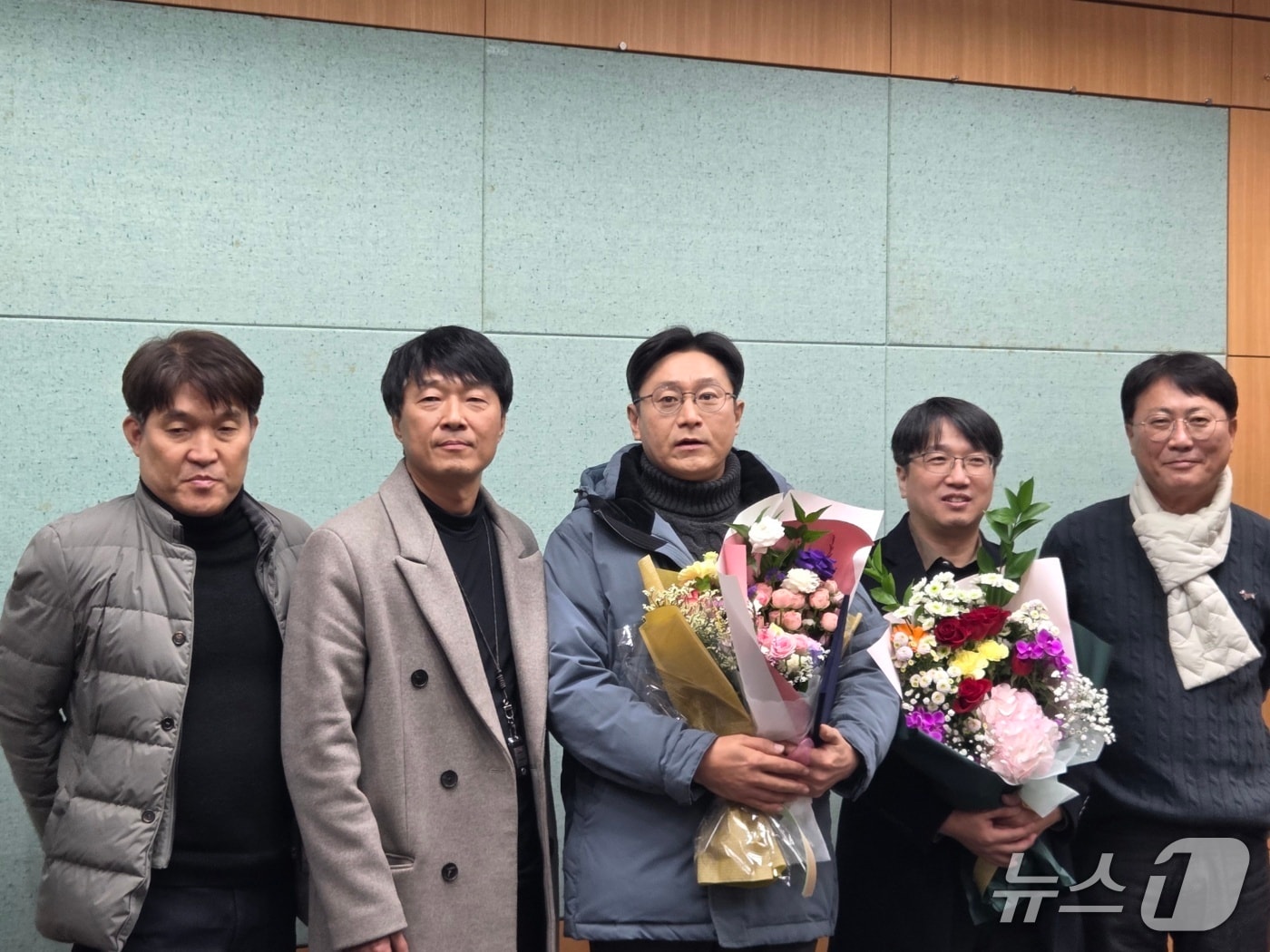 5일 정원익 JTV전주방송 기자&#40;가운데&#41;가 제50대 전북기자협회장에 선출된 뒤 기념 촬영을 하고 있다.&#40;전북기자협회 제공. 재판매 및 DB금지&#41;/뉴스1