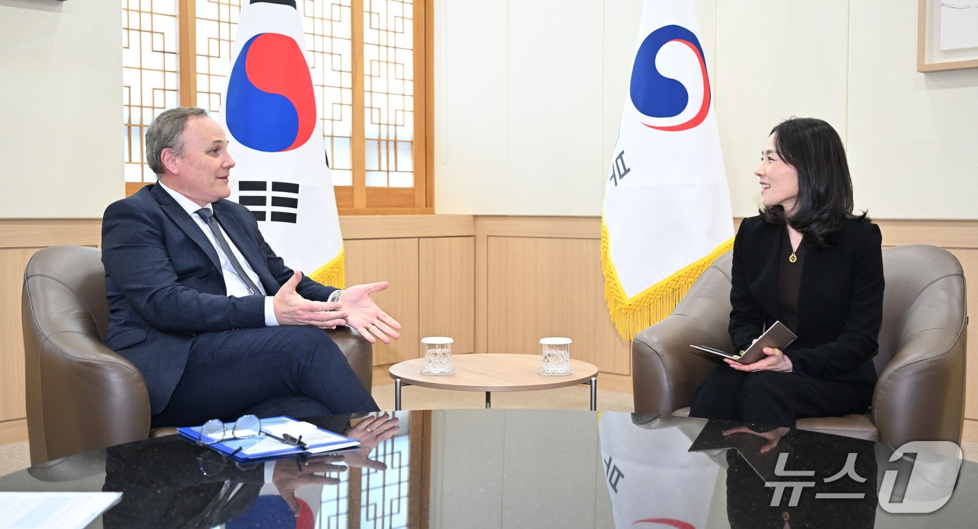 김진아 외교부 2차관은  5일 오후 방한 중인 크리스토퍼 맥레넌 캐나다 외교부 국제개발 차관을 면담했다. 2025.12.05. &#40;외교부 제공&#41;