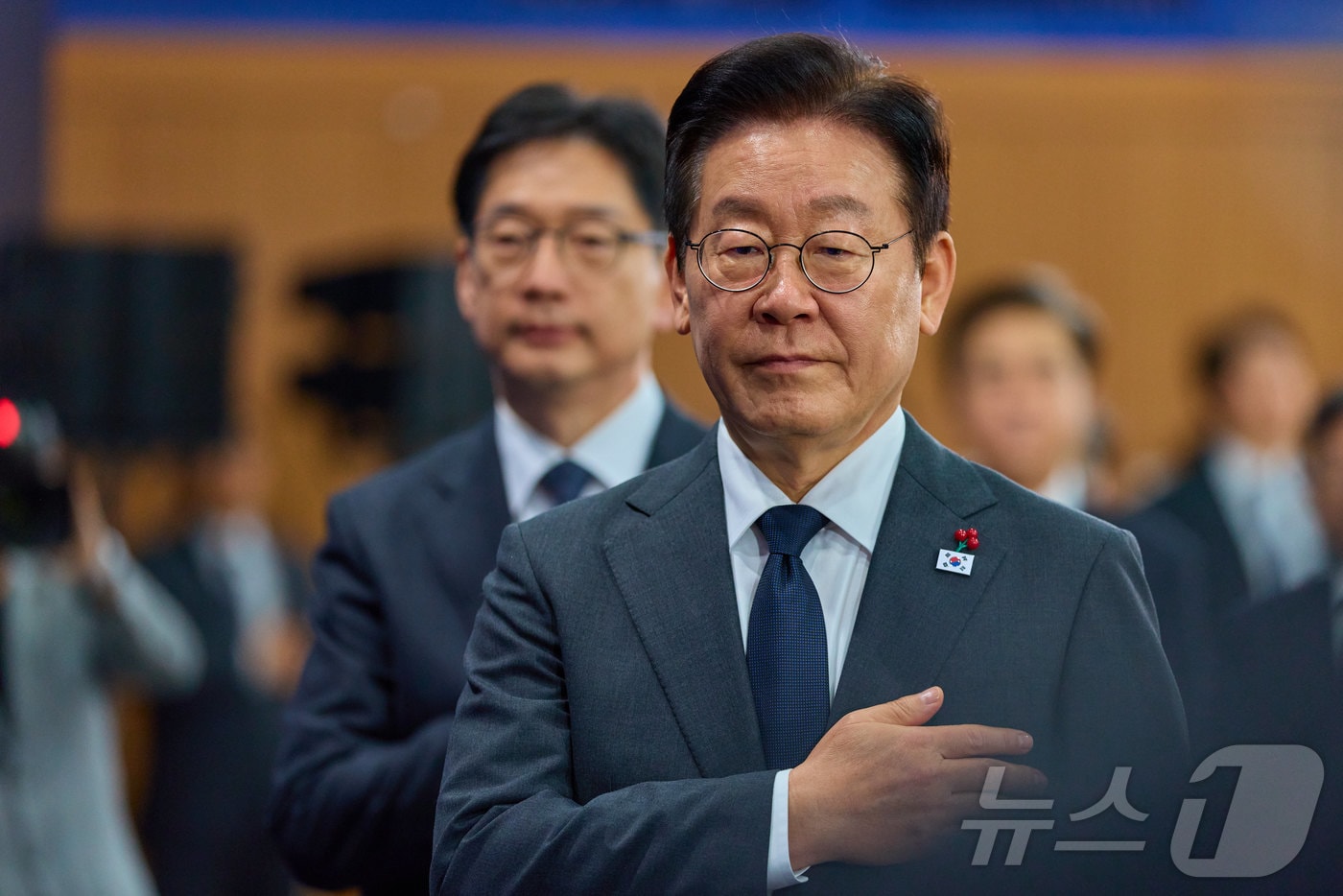 이재명 대통령이 지난 5일 충남 천안시 한국기술교육대학교에서 열린 '충남의 마음을 듣다' 타운홀미팅에서 국민의례를 하고 있다. (대통령실 제공. 재판매 및 DB 금지) 2025.12.5/뉴스1 ⓒ News1 이재명 기자