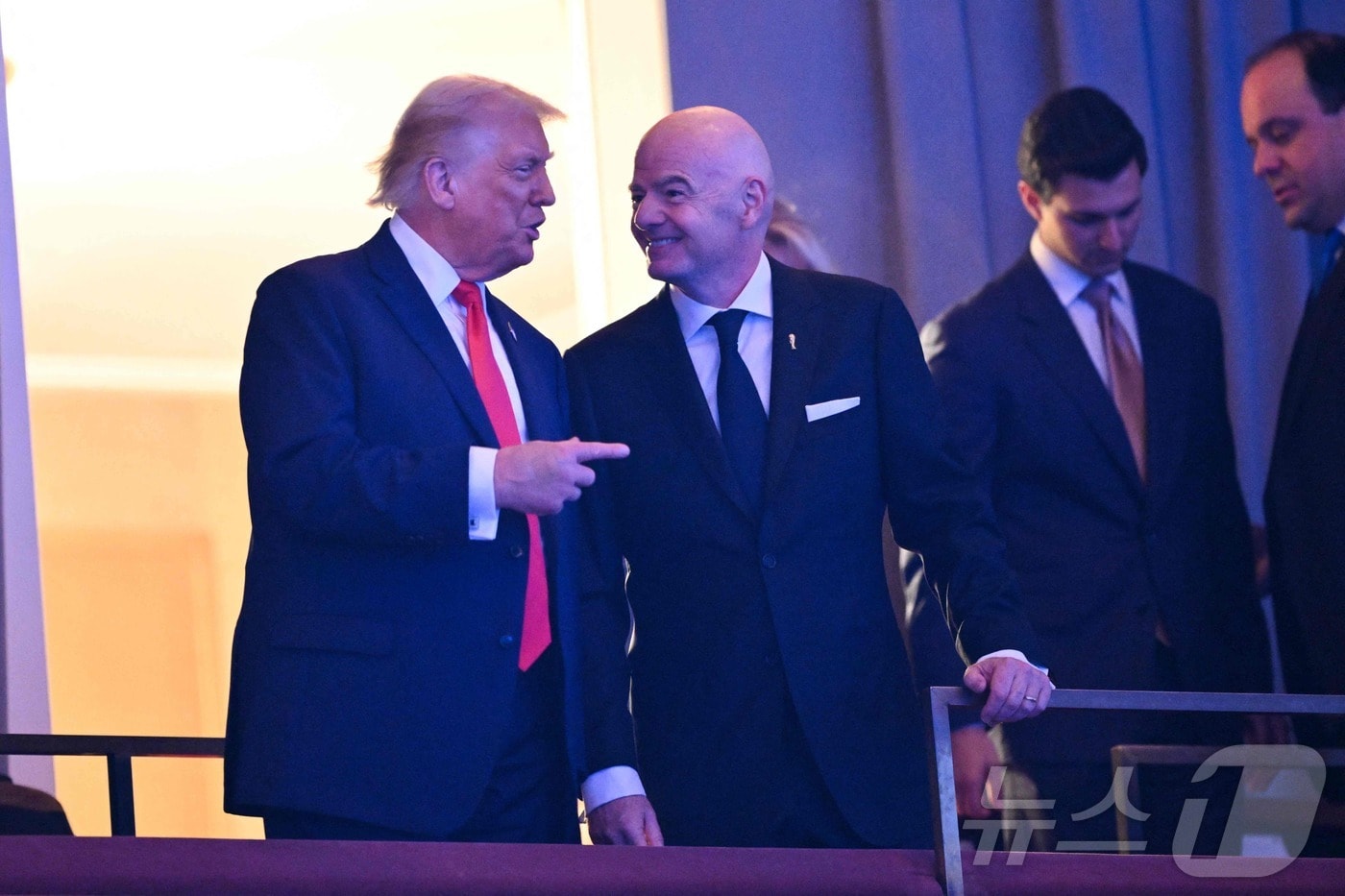 도널드 트럼프 미국 대통령이 5일&#40;현지시간&#41; 워싱턴DC 케네디센터에서 열린 2026 북중미 월드컵 본선 조추첨 행사장에서 지아니 인판티노 국제축구연맹&#40;FIFA&#41; 회장과 대화하고 있다. 2025.12.05. ⓒ AFP=뉴스1 ⓒ News1 류정민 특파원