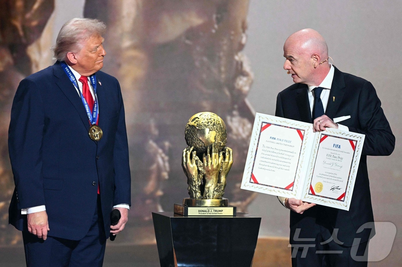 도널드 트럼프 미국 대통령이 5일&#40;현지시간&#41; 2026년 북중미 월드컵 조추첨식이 열리는 워싱턴DC 케네디센터에서 초대 국제축구연맹&#40;FIFA&#41; 평화상을 수상했다. ⓒ AFP=뉴스1 ⓒ News1 이창규 기자