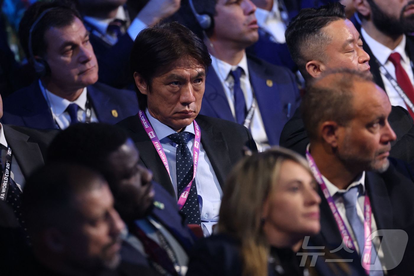 홍명보 축구 국가대표팀 감독이 5일&#40;현지시간&#41; 미국 워싱턴DC 케네디센터에서 열린 2026 북중미 월드컵 조추첨에서 한국이 호명되는 순간 무대를 응시하고 있다. 한국은 개최국 멕시코, 남아프리카공화국, 유럽 플레이오프 D조&#40;덴마크, 북마케도니아, 체코, 아일랜드 승자&#41;와 함께 A조에서 32강 진출을 두고 격돌한다. 2025. 12.05. ⓒ AFP=뉴스1 ⓒ News1 류정민 특파원