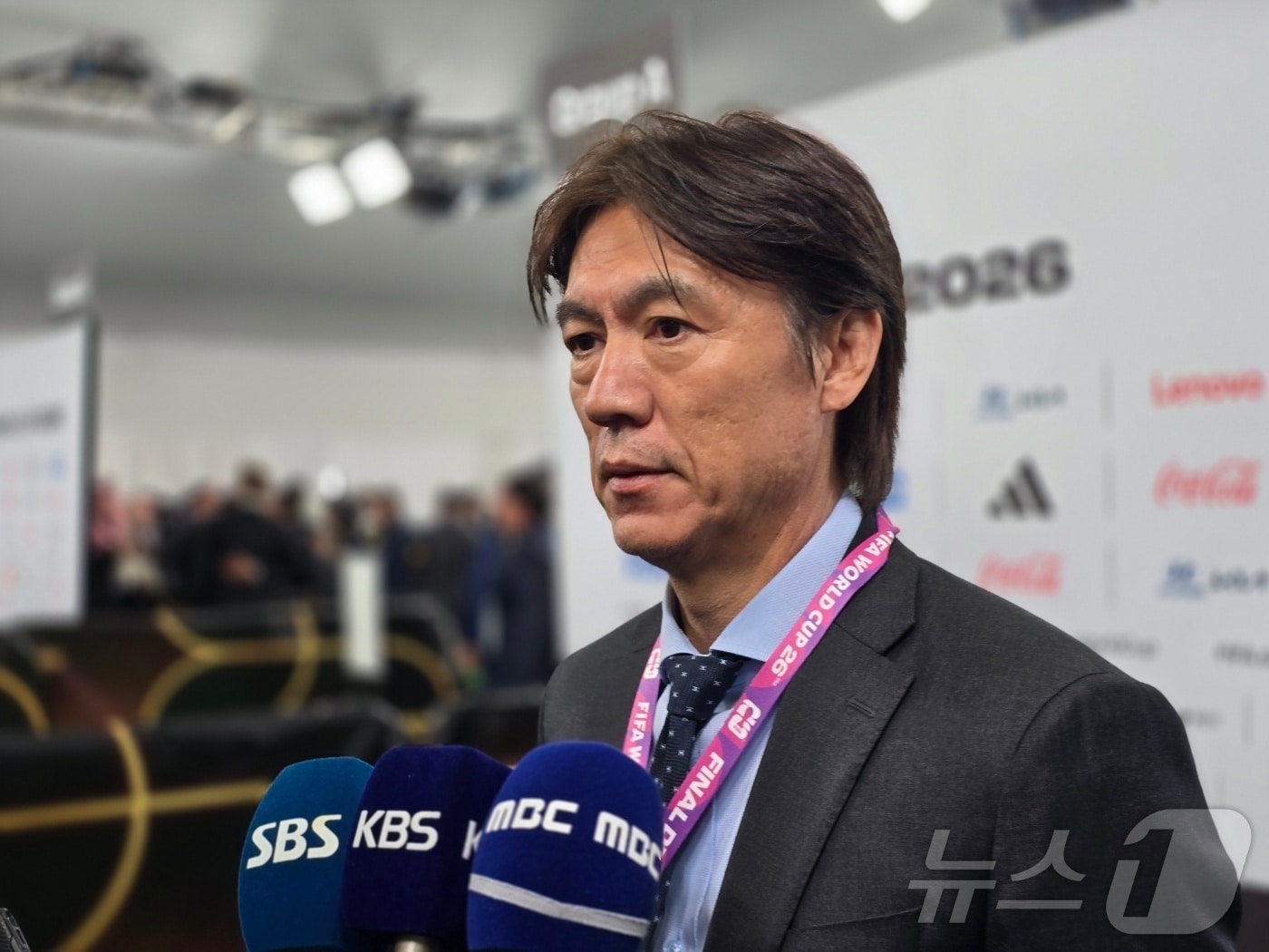 홍명보 축구 국가대표팀 감독이 5일&#40;현지시간&#41; 미국 워싱턴DC 케네디센터에서 열린 조추첨 후 믹스트존에서 한국 기자들과 만나 질문에 답하고 있다. 한국은 멕시코, 남아프리카공화국, 유럽플레이오프D조&#40;체코·북마케도니아·덴마크·아일랜드&#41;와 함께 A조에 배정됐다. 2025.12.05. ⓒ News1 류정민 특파원