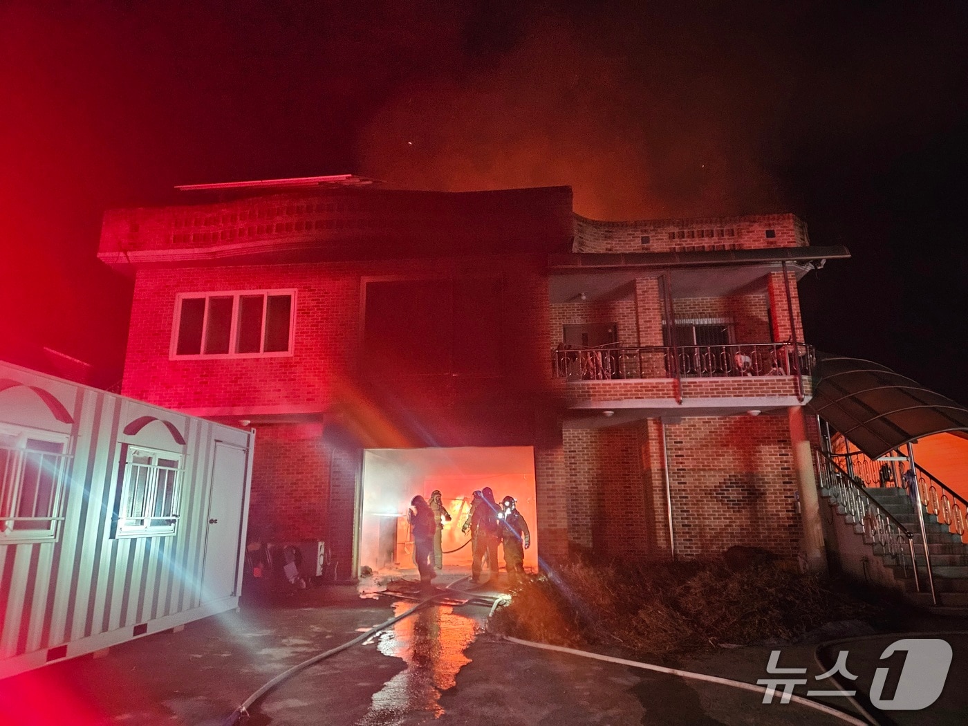 5일 오후 5시 44분쯤 경북 상주 사벌국면의 2층짜리 단독주택에서 원인을 알 수 없는 불이  났다. &#40;경북소방본부 제공. 재판매 및 DB 금지&#41; 2025.12.5/뉴스1