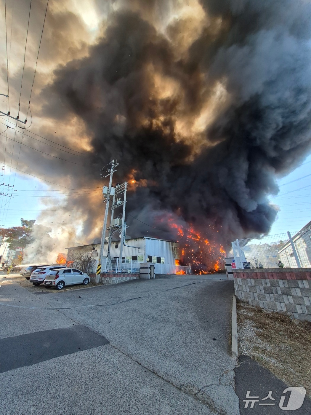 6일 낮 12시 35분쯤 경북 칠곡 왜관읍의 한 공장에서 원인을 알 수 없는 불이 나 소방 당국이 진화 중이다. &#40;경북소방본부 제공. 재판매 및 DB 금지&#41; 2025.12.6/뉴스1