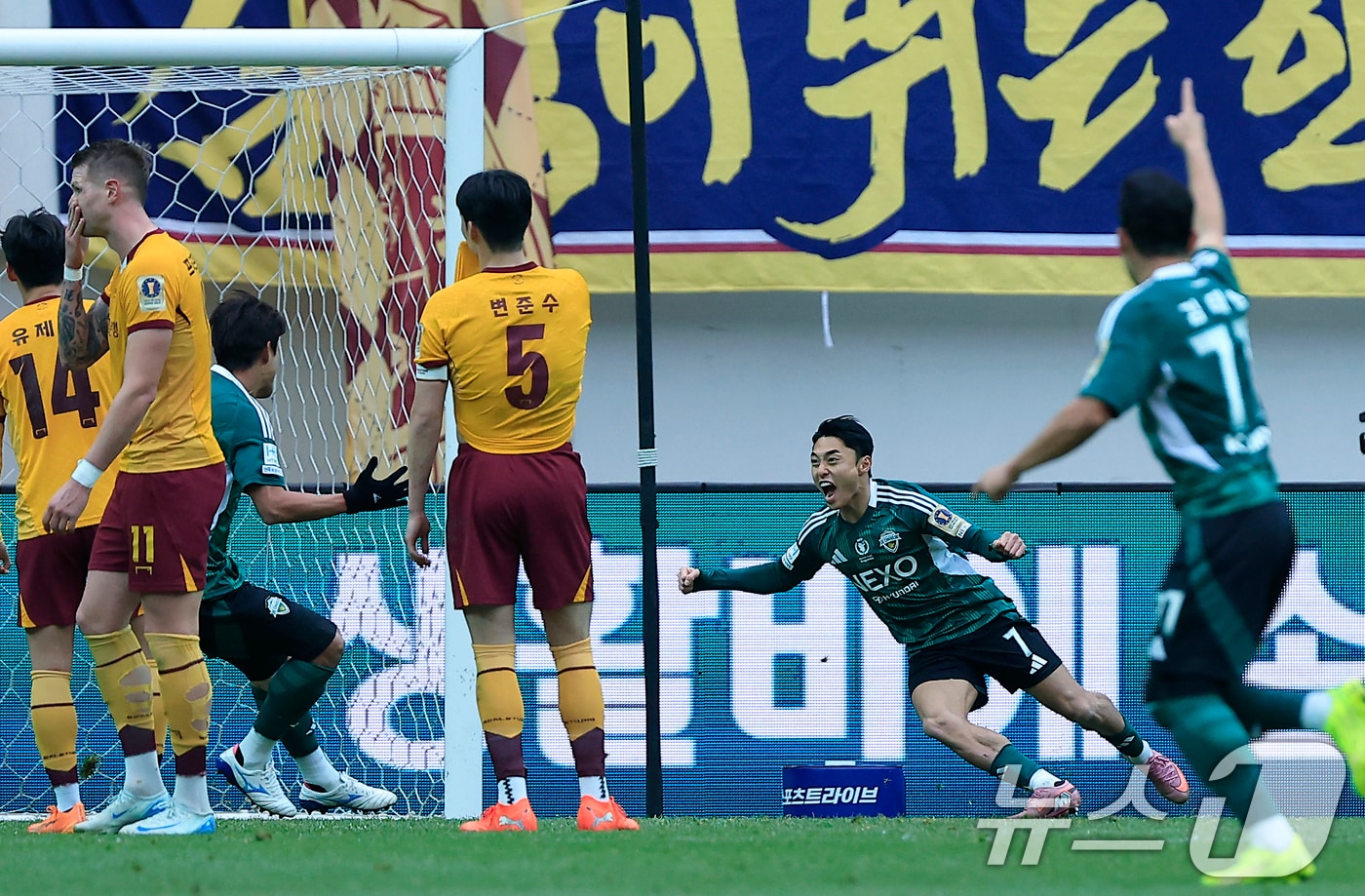 6일 오후 서울 마포구 월드컵로 서울월드컵경기장에서 열린 광주FC와 전북현대의 2025 하나은행 코리아컵 결승전에서 전반 전북 이동준이 선제골을 터트린 후 환호하고 있다. 2025.12.6/뉴스1 ⓒ News1 박정호 기자