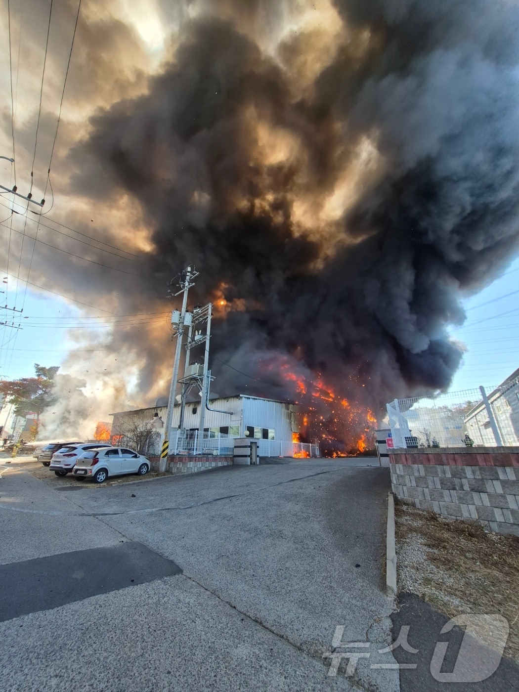 6일 낮 12시 35분쯤 경북 칠곡 왜관읍의 한 섬유공장에서 원인을 알 수 없는 불이 나 연기가 치솟고 있다. &#40;경북소방본부 제공. 재판매 및 DB 금지&#41; 2025.12.6/뉴스1 ⓒ News1 남승렬 기자