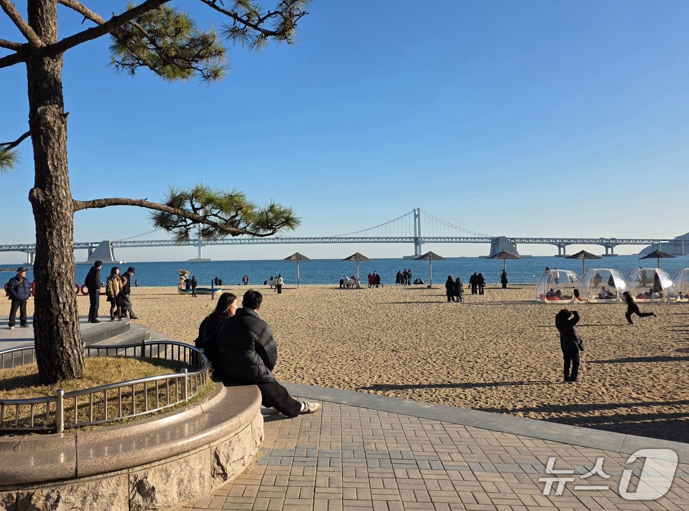 6일 오후 부산 광안리해수욕장 인근에 시민들이 앉아있다.2025.12.6/뉴스1 ⓒ News1 장광일 기자