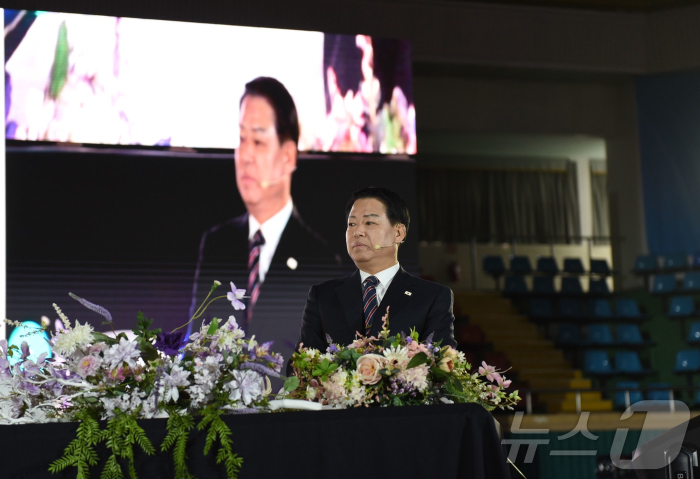 박성현 전 여수광양항만공사 사장이 6일 광양공설운동장에서 저서 &#39;박성현의 터닝포인트-바다에서 길을찾다&#39; 출판기념회를 진행하고 있다. ⓒ News1 김성준 기자