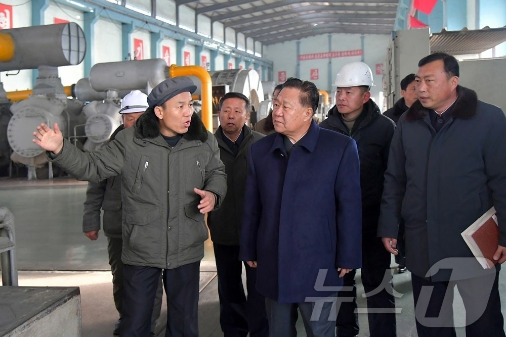 &#40;평양 노동신문=뉴스1&#41; = 북한 노동당 기관지 노동신문은 7일 &#34;조선노동당 중앙위원회 정치국 상무위원회 위원이며 조선민주주의인민공화국 최고인민회의 상임위원회 위원장인 최룡해동지가 여러 부문 사업을 현지에서 지도하였다＂고 보도했다. [국내에서만 사용가능. 재배포 금지. DB 금지. For Use Only in the Republic of Korea. Redistribution Prohibited] rodongphoto@news1.kr