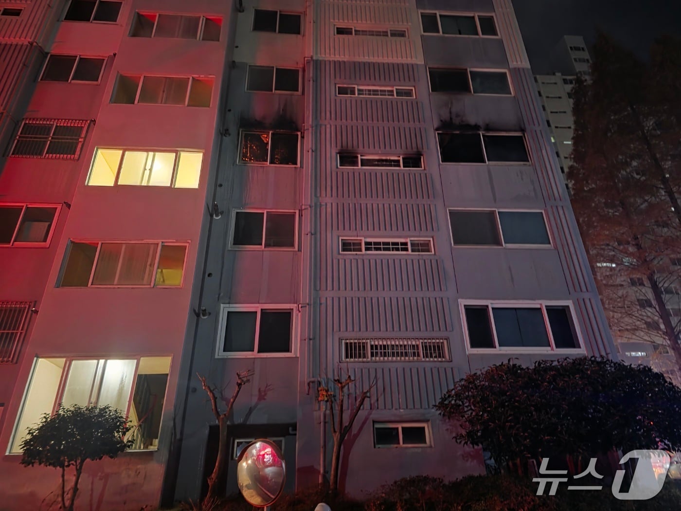 7일 새벽 화재가 발생한 경남 창원의 한 아파트 (소방 제공. 재판매 및 DB금지)