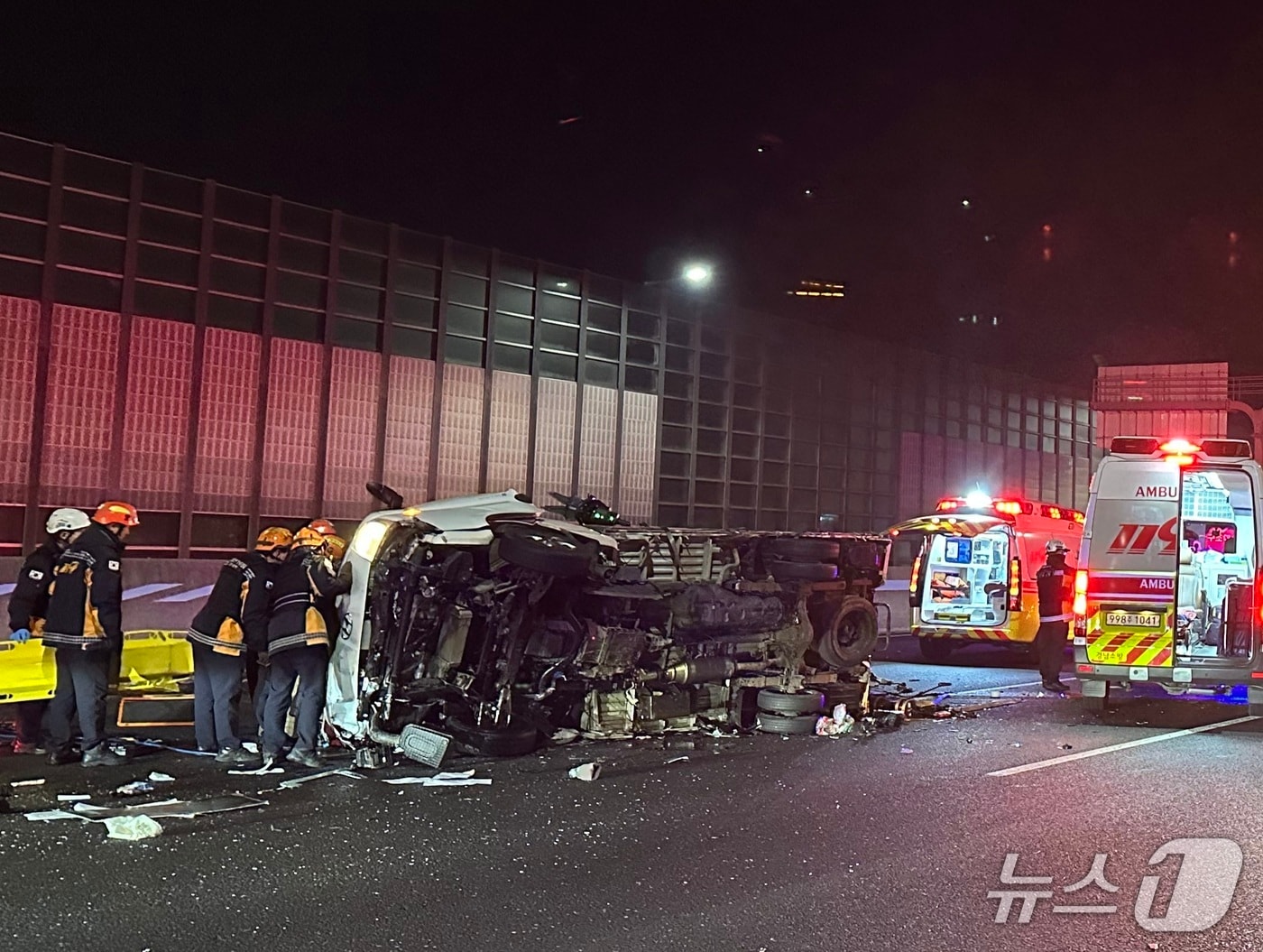 경남 진주 소재 남해고속도로 부산 방면 문산IC에서 발생한 3중 추돌 사고 현장 &#40;독자 제공. 재판매 및 DB금지&#41;