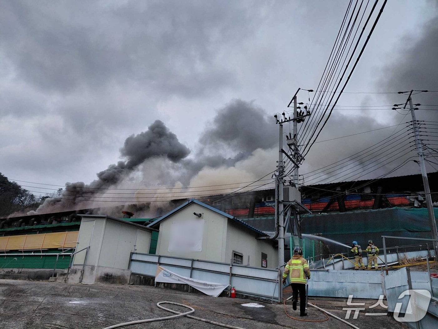 강원 횡성 강림면 돈사 화재.&#40;강원도소방본부 제공, 재판매 및 DB 금지&#41; 2025.12.7/뉴스1