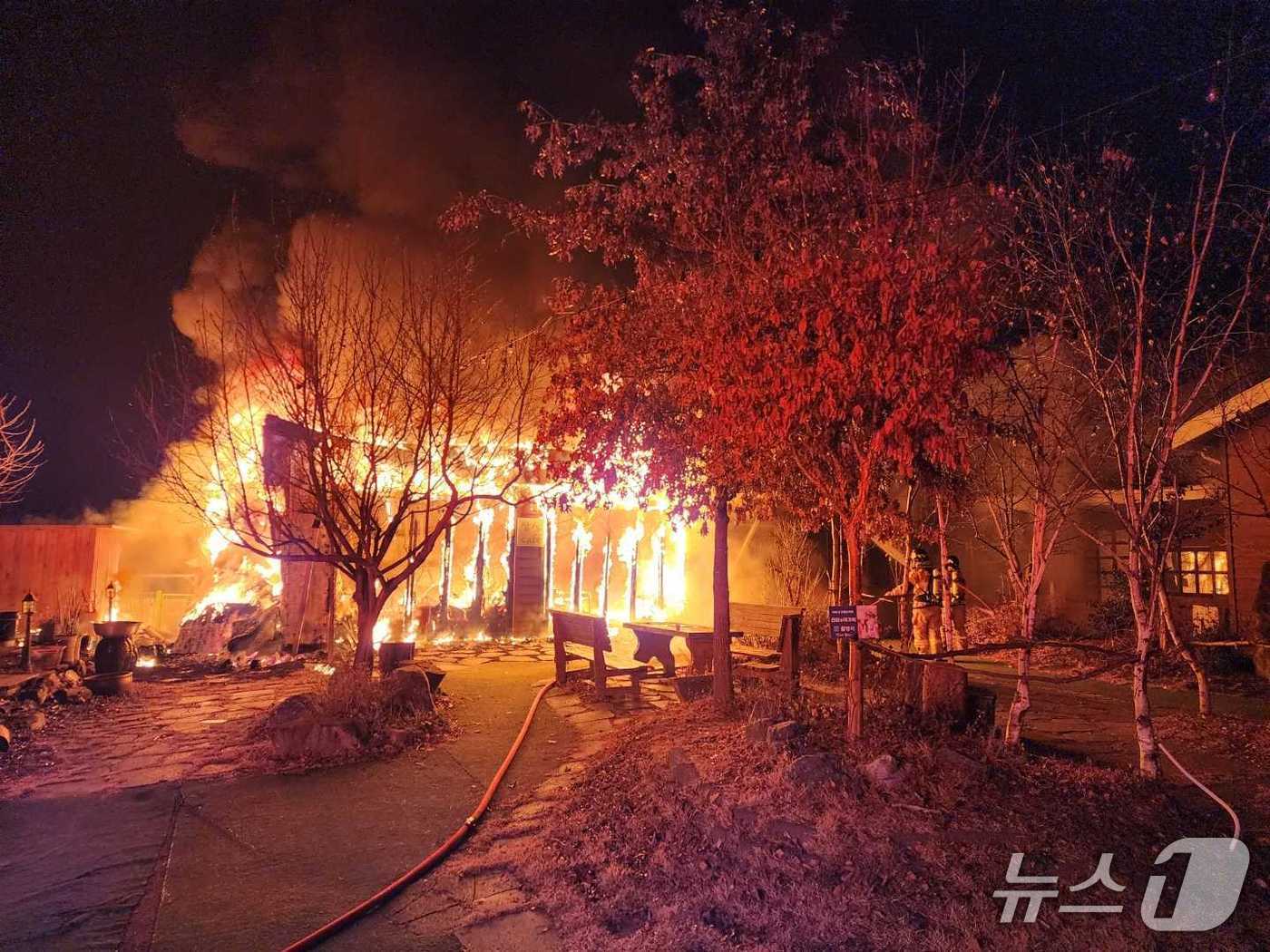 7일 새벽 강원 춘천 온의동 닭갈비 전문점 화재.(강원도소방본부 제공, 재판매 및 DB 금지) 2025.12.7/뉴스1