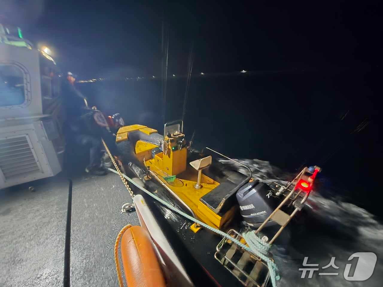 지난 6일 오후 오후 5시 25분쯤 영일만 신항 북방파제 남단 인근 해상에서 고무보트 A 호(60마력, 승선원 2명)가 시동이 걸리지 않는다는 신고를 접수한 해경이 고무보트를 예인하고 있다. (포항 해경 제공. 재판매 및 DB금지)/뉴스1