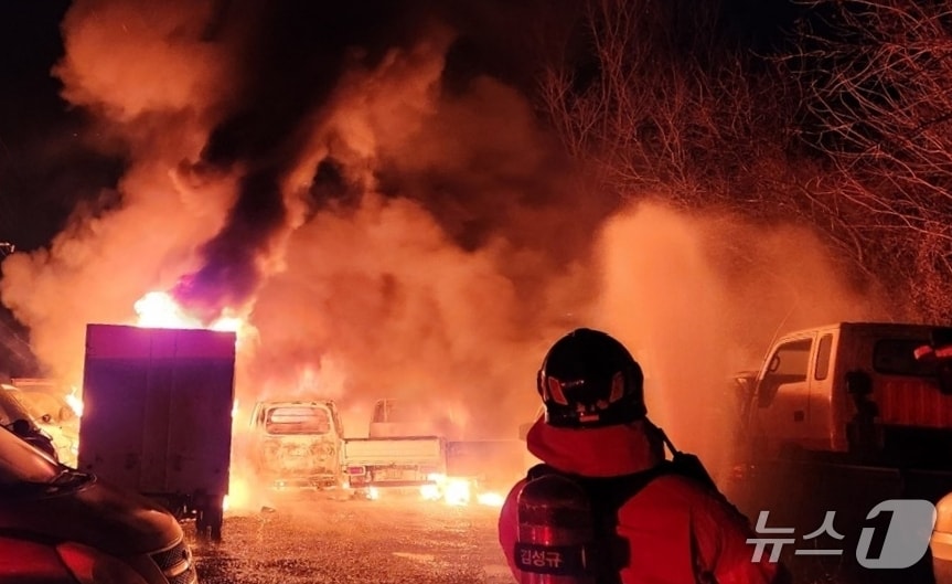 7일 오전 5시 52분쯤 경북 성주군 벽진명면 공터에서 차량화재가 발생해 출동한 소방관이 진화작업을 하고 있다.(경북소방 제공. 재판매 및 DB금지)/뉴스1