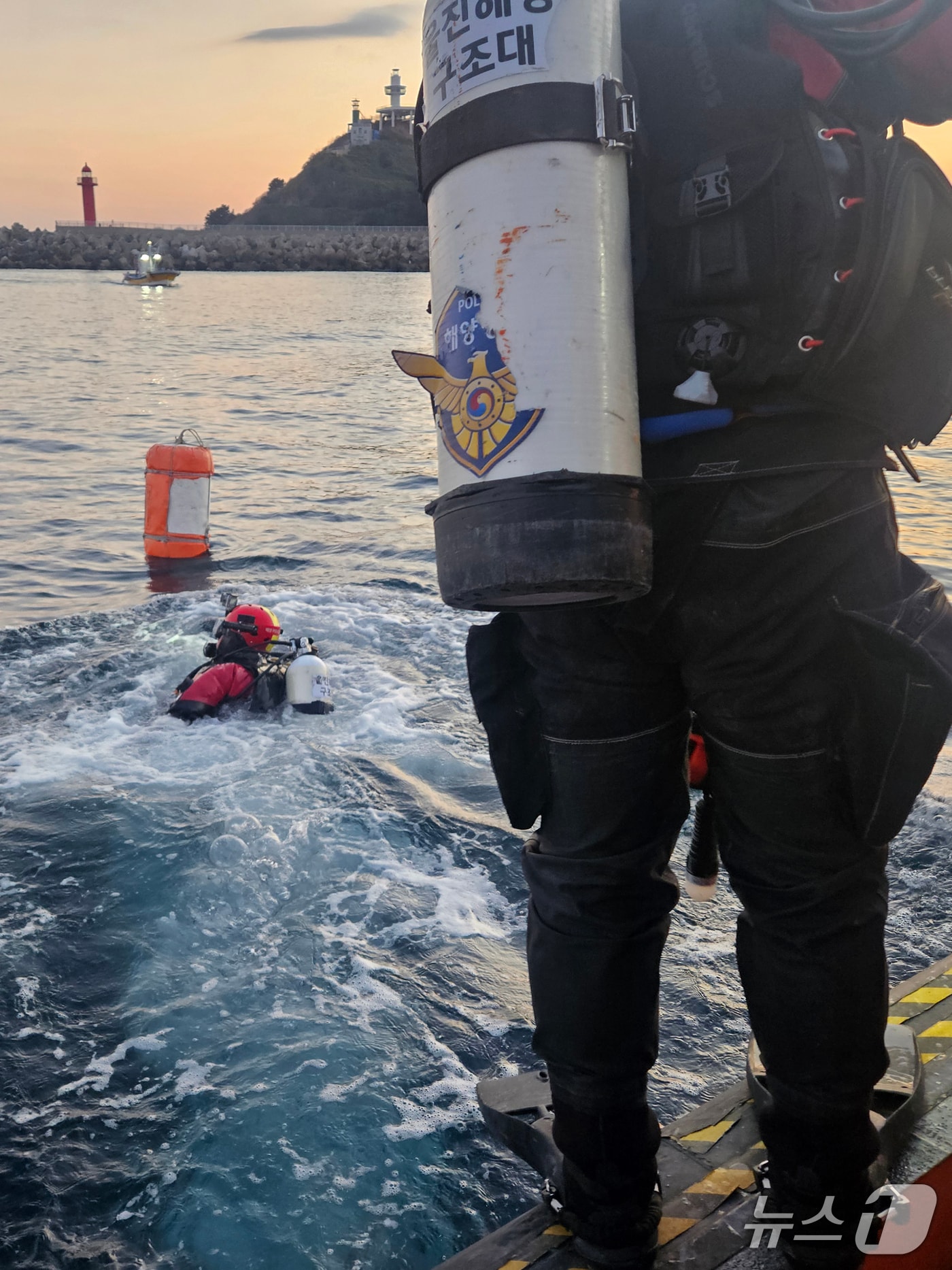 6일 오후 4시38분쯤 경북 영덕군 축산항 인근 해상에서 실종됐던 70대 선장 A 씨가 숨진 채 발견됐다. 사진은 6일 실종신고를 받은 울진해양경찰서 구조대가 수중 수색에 나서는 모습.( 울진해양경찰서제공, 재판메 및 DB금지)