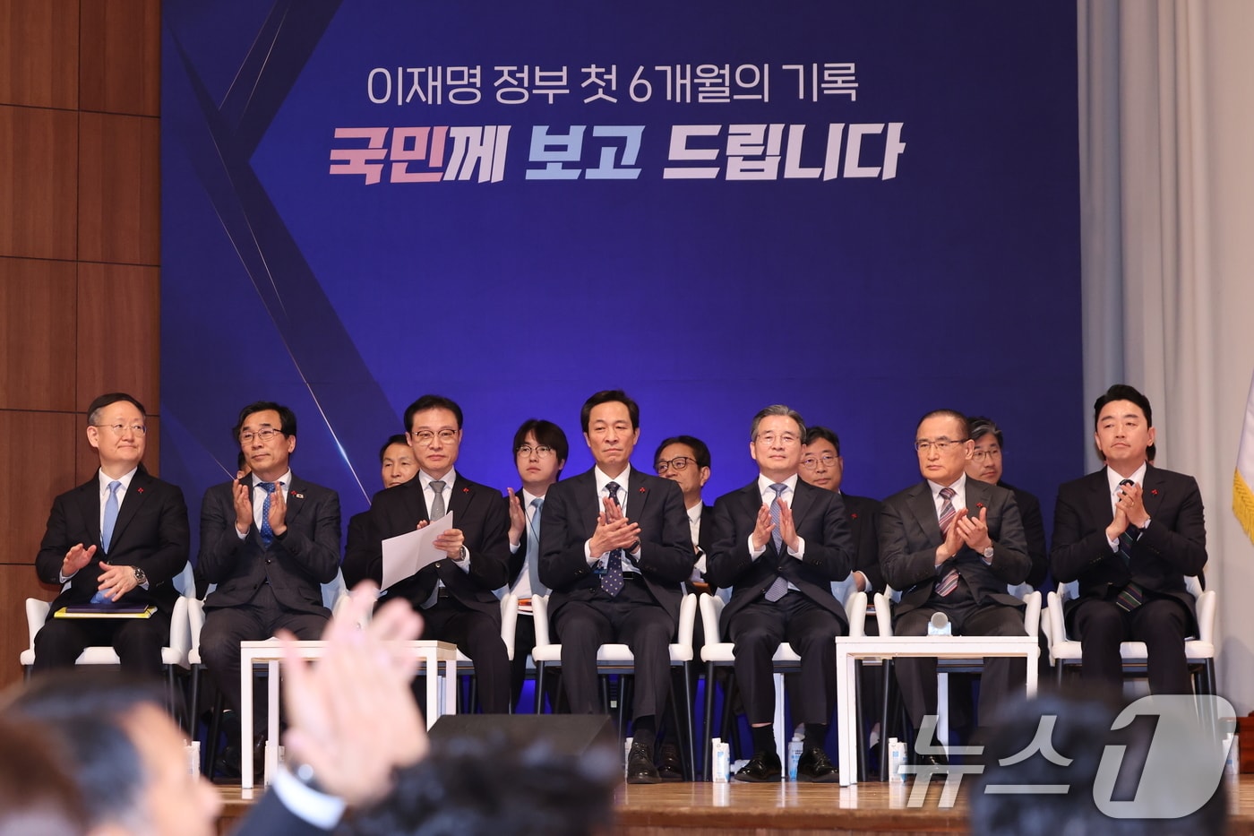 7일 서울 용산 대통령실 청사에서 열린 '이재명 정부 출범 6개월 성과 간담회'에서 참석자들이 박수 치고 있다. 오른쪽부터 강훈식 비서실장, 위성락 국가안보실장, 김용범 정책실장, 우상호 정무수석. 이규연 홍보소통수석. 2025.12.7/뉴스1 2025.12.7/뉴스1 ⓒ News1 허경 기자