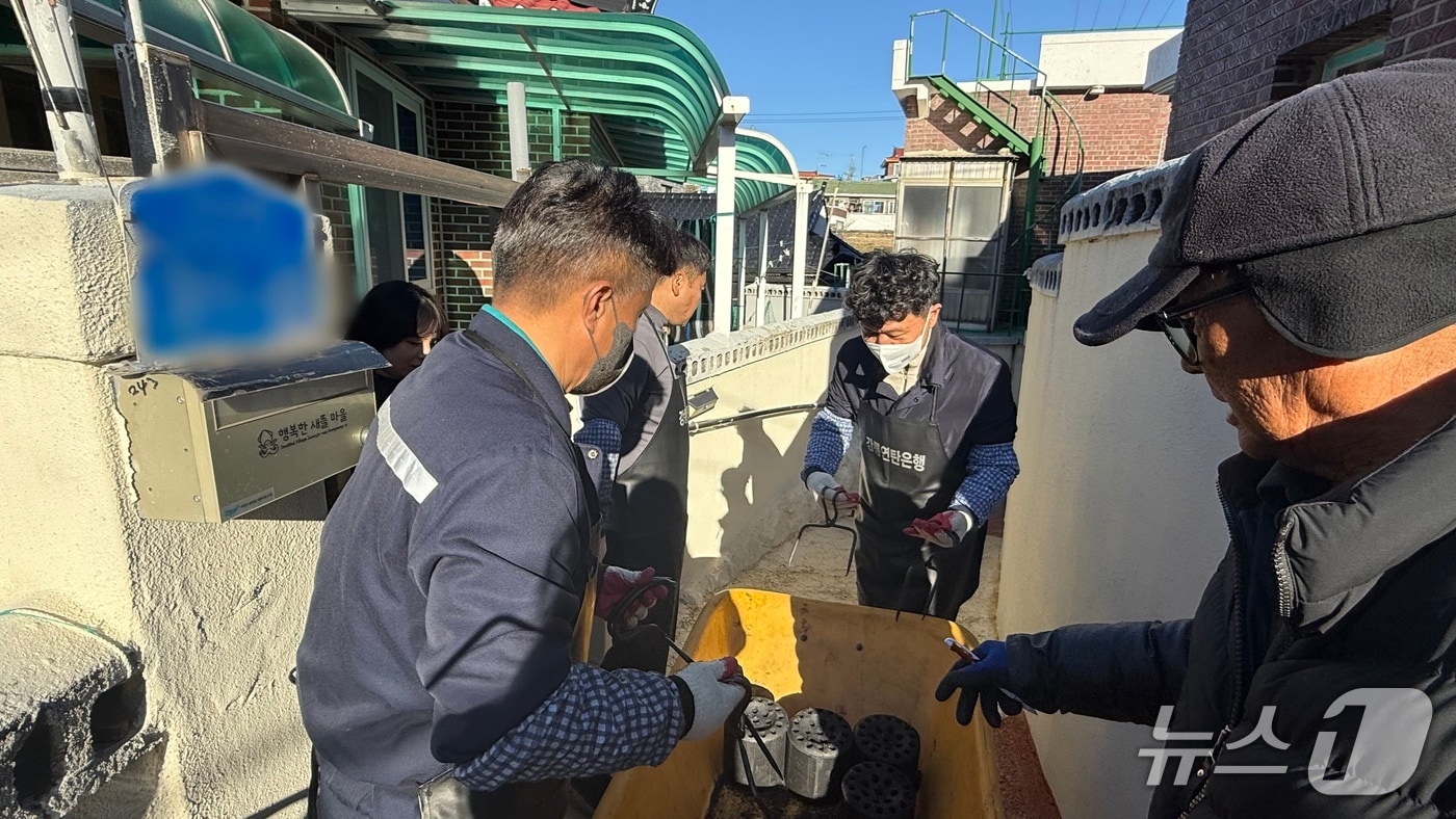 손창환 강원도글로벌본부장(사진 가운데)이 지난 5일 주문진읍 일원에서 진행된 연탄나눔 봉사활동에 참여해 주민들에게 연탄을 나눠주고 있다.(강원도제2청사 제공, 재판매 및 DB 금지) 2025.12.7/뉴스1